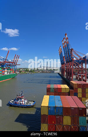 Amburgo, Germania - 2019.05.13: waltershof terminal per container burchardkai hhla ed Eurogate predöhlkai, sfondo: köhlbrandbrücke Foto Stock