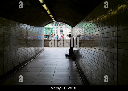 Busker in un passaggio sotterraneo, london, Regno Unito Foto Stock