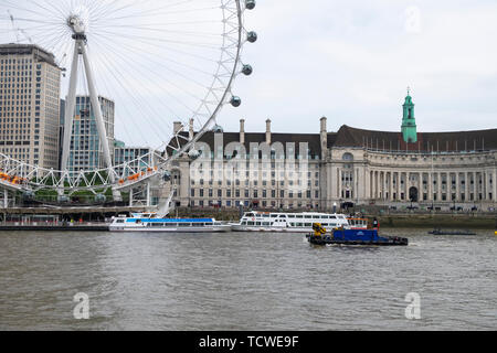 M.P.V. Agitare cane Barge passa dal London eye sul fiume Thames, London, Regno Unito Foto Stock