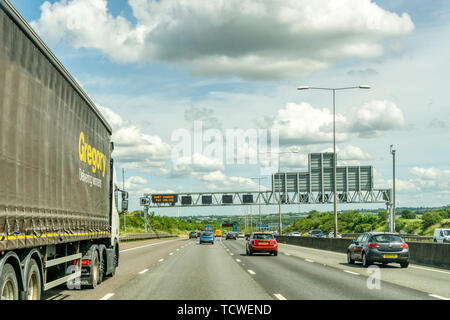 M25 London Orbital road tra J3 e J2 nel Kent avvicinando il Dartford Tunnel da sud. Con il gantry firmare per ricordare ai conducenti di pagare carica Dart. Foto Stock