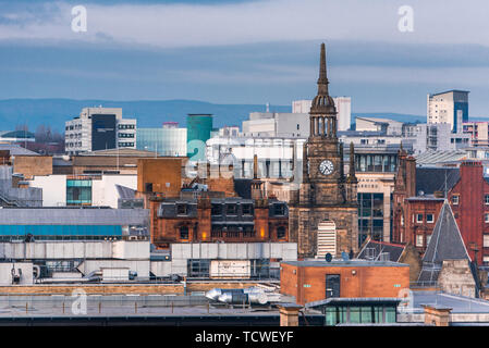 Una vista dell'architettura mista di vecchi e nuovi edifici a Glasgow city, con la Torre dell Orologio in vista. La Scozia, Regno Unito Foto Stock