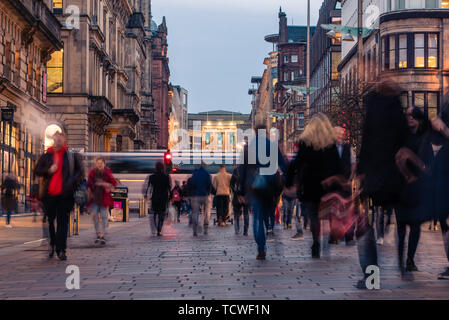 Glasgow / Scozia - Febbraio 15, 2019: Buchanan Street occupato con acquirenti e pendolari durante la serata di ora di punta Foto Stock