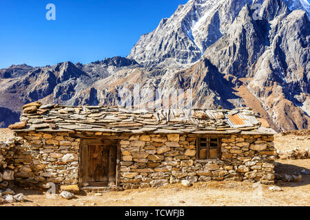 Vista la casa costruita utilizzando pietre in Nepal sulla strada per il Campo Base Everest tra Dingboche e Lobuche. Foto Stock