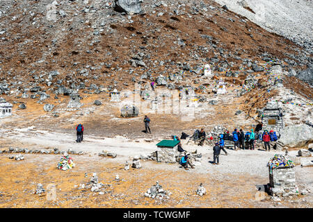 Dughla, Nepal - Ott 31, 2018: il memoriale posto per le persone che hanno perso la vita durante la risalita di Mt. Everest, a Thokla La appena fuori il paese di Foto Stock