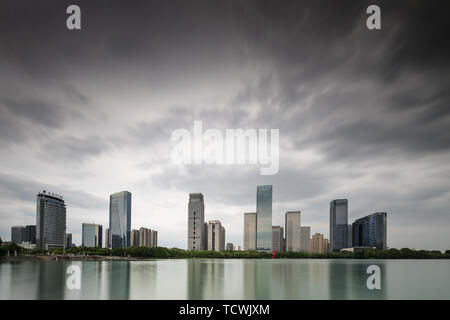 Architettura attorno il lago dei cigni, Hefei Città, provincia di Anhui. Foto Stock