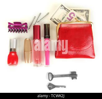 Gli elementi contenuti nella donna borsetta isolato su bianco Foto Stock