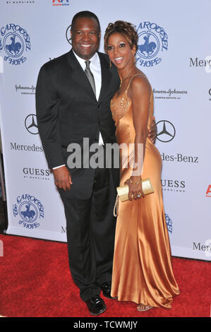 LOS ANGELES, CA. 25 ottobre 2008: Holly Robinson Peete & marito Rodney Peete del 2008 a giostra della sfera di speranza presso il Beverly Hilton Hotel di Beverly Hills, CA. © 2008 Paul Smith / Featureflash Foto Stock