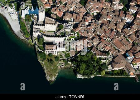 Città Vecchia e il castello di Malcesine, Malcesine sul Lago di Garda, vista aerea, Provincia del Veneto, Italia Foto Stock