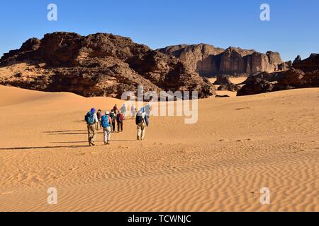 Gruppo di persone escursionismo in Tehouak, del Tassili n'Ajjer National Park, Algeria, sahara Africa Foto Stock