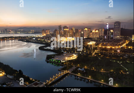 Garzetta Chau Xiamen è il più grande di tutti aprire square park di Xiamen è il più grande di tutti aprire Square park, salire in alto e guardando la banca d'acqua sta diventando più e più tranquilla di notte. Sull'altro lato del lago, le luci del nord sono luminose, ed è una bella notte di una banca del lago città d'acqua. Foto Stock