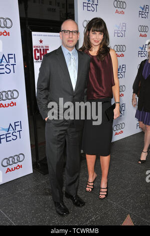 LOS ANGELES, CA. Giugno 05, 2008: Direttore Steven Soderbergh & moglie Jules Asner presso il Los Angeles premiere del suo nuovo film "che' a Grauman's Chinese Theater di Hollywood. © 2008 Paul Smith / Featureflash Foto Stock