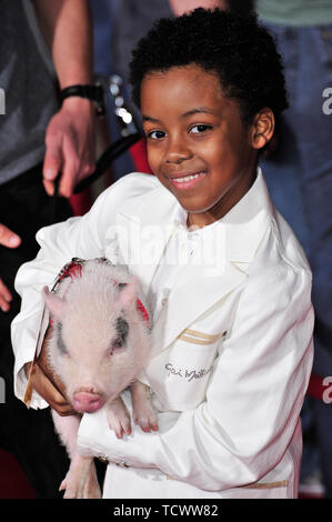 LOS ANGELES, CA. 03 marzo 2008: Eshaya tappeto con il maiale dal film alla premiere mondiale del suo nuovo film "College Road Trip' al El Capitan Theater di Hollywood. © 2008 Paul Smith / Featureflash Foto Stock