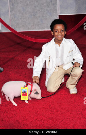 LOS ANGELES, CA. 03 marzo 2008: Eshaya tappeto con il maiale dal film alla premiere mondiale del suo nuovo film "College Road Trip' al El Capitan Theater di Hollywood. © 2008 Paul Smith / Featureflash Foto Stock