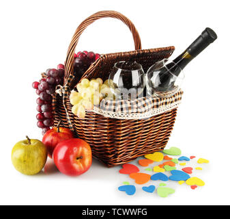 Cesto per pic-nic con succhi di frutta e una bottiglia di vino isolato su bianco Foto Stock