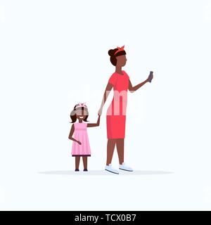 African American donna usando il cellulare mentre si cammina con bambino figlia vuole attenzione da madre dipendenza dello smartphone concetto pieno piatto Illustrazione Vettoriale