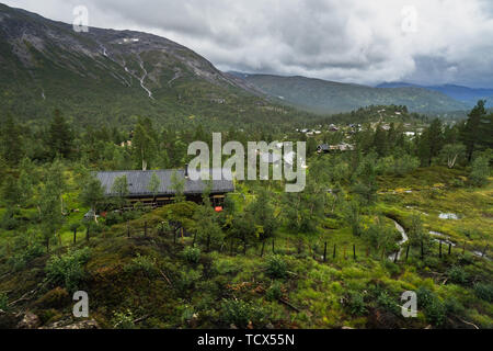 Remoto villaggio nelle montagne di Hordaland county visto dal treno Oslo-Bergen, Norvegia Foto Stock