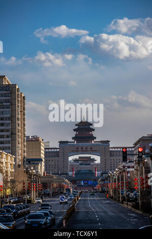 Parole chiave Pechino sunset city Yuyuantan centrale torre TV picture coperchio a vite senza fine è master worm immagine schermo aperto ti aspetta per prelevare la città insieme con la tua città a prendere una foto di gruppo all'alba, twilight outdoor city, il lago di Ponte Foto Stock