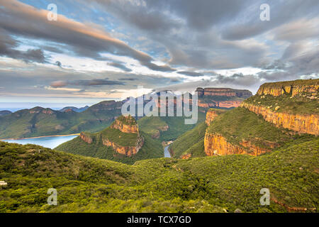 Blyde River Canyon panorama dal punto di vista su uno scenario panoramico di tre Rondavels a Mpumalanga in Sudafrica Foto Stock