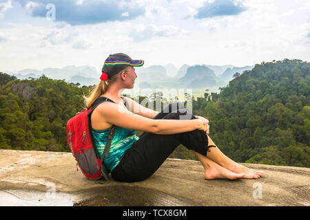 Escursionista donna con zaino ammira Thailandia rain forest, Krabi Foto Stock