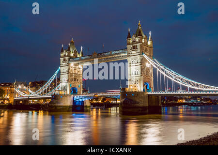 Torre illuminata ponte a destra dopo il tramonto Foto Stock