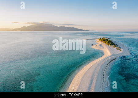 Epic vista aerea di isola tropicale al tramonto Foto Stock