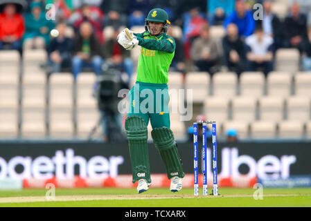 Sud Africa Quinton de Kock colpisce il confine durante la ICC Cricket World Cup group stage corrispondono a Hampshire ciotola, Southampton. Foto Stock