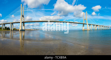 Ponte Vasco de Gama riflettente nel fiume Tago a Lisbona, Portogallo, Europa Foto Stock