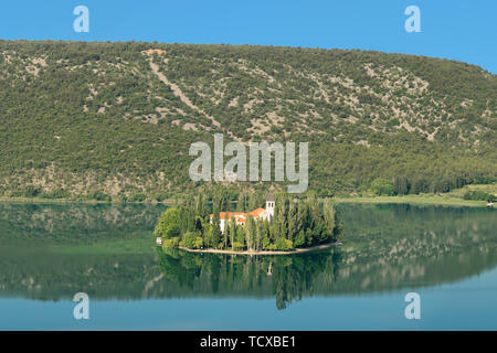 Il monastero Visovac sul isola di Visovac, Parco Nazionale di Krka, Dalmazia, Croazia, Europa Foto Stock