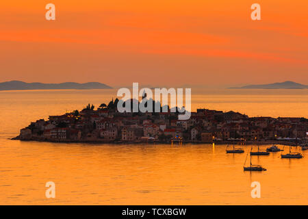 Primosten al tramonto, costa Adriatica, Dalmazia, Croazia, Europa Foto Stock