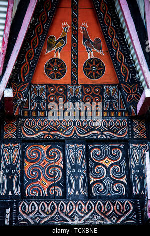 Decorazione su un tradizionale Torajan Tongkonan casa lunga Tana Toraja, Sulawesi, Indonesia, Asia sud-orientale, Asia Foto Stock