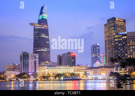 Lo skyline del quartiere finanziario centrale della città di ho Chi Minh che mostra la torre Bitexco e il fiume Saigon, ho Chi Minh City, Vietnam Foto Stock