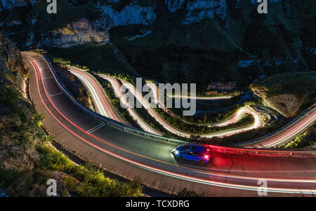 Car guida su autostrada Panshan Foto Stock