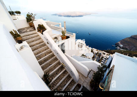 Una tipica scalinata situato nel villaggio di sull'isola greca di Santorini. Foto Stock