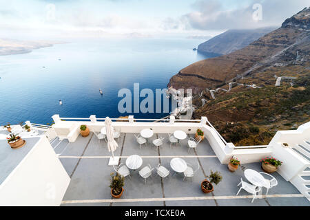 La terrazza vista mare in hotel di lusso, isola di Santorini, Grecia. Vacanza romantica in riva al mare Foto Stock