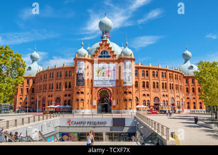 Campo Pequeno Arena Arena con l'ingresso alla metropolitana shopping mall. Lisbona, Portogallo Foto Stock