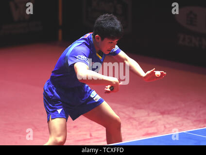 Tomokazu Harimoto del Giappone restituisce un colpo a Lin Gaoyuan della Cina nel maschile di tennis da tavolo singles match finale durante il mondo ITTF in tournée ad Hong Kong Open 2019 a Hong Kong, Cina, 9 giugno 2019. Foto Stock