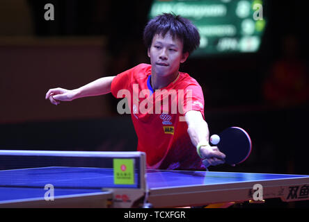 Lin Gaoyuan della Cina restituisce un colpo di Tomokazu Harimoto del Giappone nel maschile di tennis da tavolo singles match finale durante il mondo ITTF in tournée ad Hong Kong Open 2019 a Hong Kong, Cina, 9 giugno 2019. Foto Stock