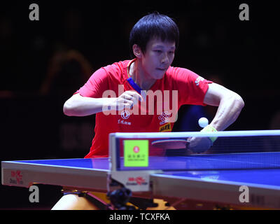 Lin Gaoyuan della Cina restituisce un colpo di Tomokazu Harimoto del Giappone nel maschile di tennis da tavolo singles match finale durante il mondo ITTF in tournée ad Hong Kong Open 2019 a Hong Kong, Cina, 9 giugno 2019. Foto Stock