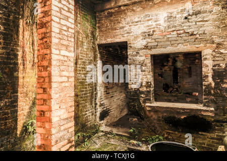 Una casa diroccata nel villaggio Daqitou, Sanshui l'andatura a balzi, Foshan, nella provincia di Guangdong. Foto Stock