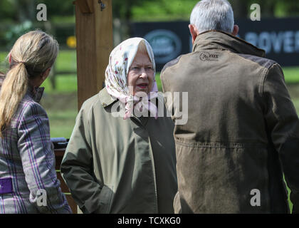 Queen Elizabeth II frequenta il terzo giorno del Royal Windsor Horse Show per guardare il suo cavallo di competere in una classe dotata di: Queen Elizabeth II Dove: Windsor, Regno Unito quando: 10 maggio 2019 Credit: John Rainford/WENN Foto Stock