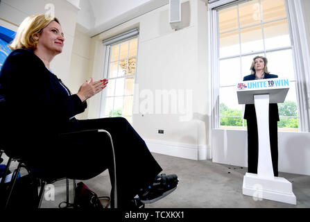 Il segretario di Stato per il lavoro e le pensioni Ambra Rudd (sinistra) applaude come segretario alla difesa Penny Mordaunt parla durante il lancio del Segretario di Stato per gli affari esteri Jeremy Hunt campagna nel centro di Londra per diventare leader del conservatore e il Partito unionista e il Primo Ministro. Foto Stock