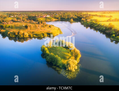 Veduta aerea della splendida piccola isola con alberi verdi e le barche Foto Stock