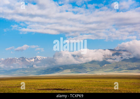 Nuvole che fluisce nella prateria Foto Stock