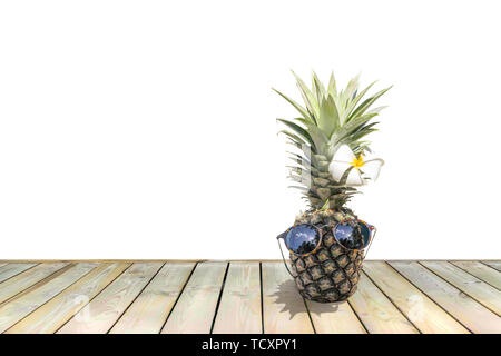 Funny ananas con occhiali da sole e fiori isolati su sfondo bianco. Foto Stock