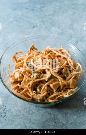 Spiralizzato materie insalata di patate dolci con Tahini / Il Tahin, salsa di noci e formaggio in prua di vetro.l. Alimenti biologici. Foto Stock