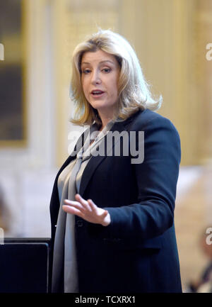 Il Segretario della Difesa Penny Mordaunt parla al lancio del centro per gli studi di politica raccolta di saggi sulla Gran Bretagna oltre Brexit nel centro di Londra. Foto Stock