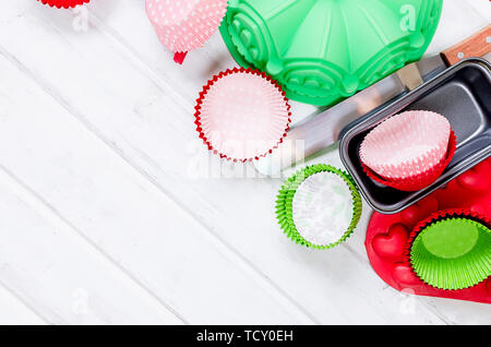 Cucina di Base e strumenti bakeware per la cottura su sfondo bianco vista aerea, concetto di cucina a vista sullo sfondo di cottura, copia di spazio, Foto Stock