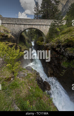 L'Europa, Francia, Pirenei, 06-2019, Cascata vicino al ponte di Spagna, (Pont d'Espagne) Situato a 1500 metri nel parco nazionale dei Pirenei m Foto Stock