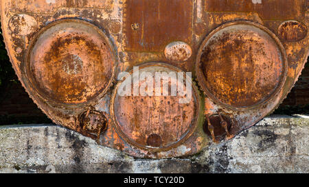 Grande barile arrugginito con tre coperchi rotondi Foto Stock