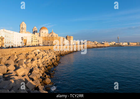 Santa Cruz Cattedrale e ocean vista dalla passeggiata lungo la banchina, Cadice, Andalusia, Spagna, Europa Foto Stock